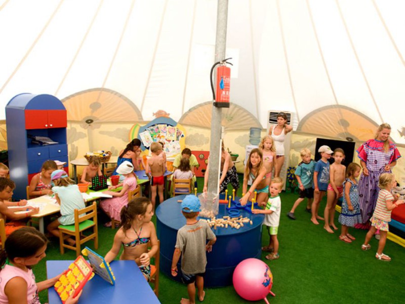 Kinderen die spelen in een tent